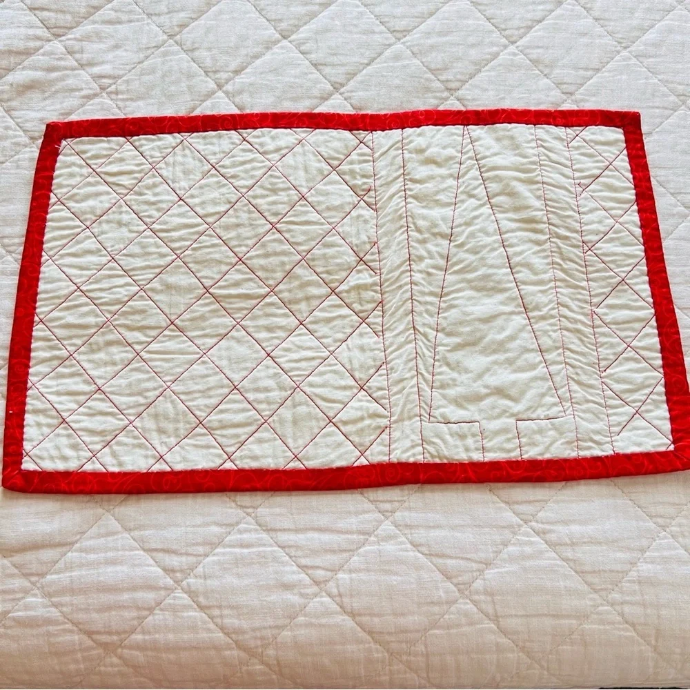 New Handmade Quilted Christmas Table Set Set of 5 (4 Placemats + 1 Centerpiece)